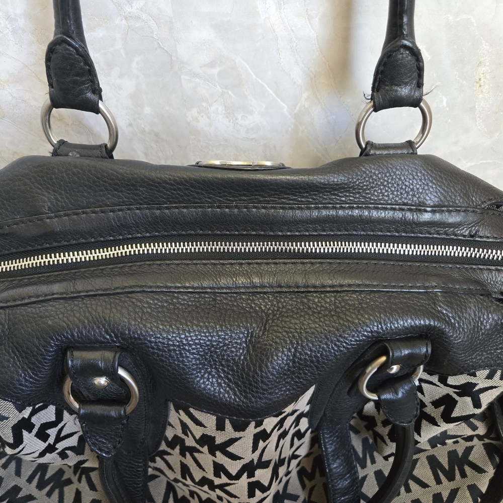 Michael Kors Black and Tan Shoulder Bag with Classic Design - Picture 7 of 12